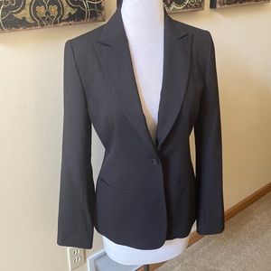 NWOT Iconic one button dark brown Tahari slim fit blazer size 6